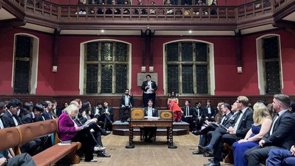 'कश्मीर की आजादी' पर ऑक्सफोर्ड यूनिवर्सिटी में बहस, ब्रिटिश हिंदुओं ने जताई आपत्ति