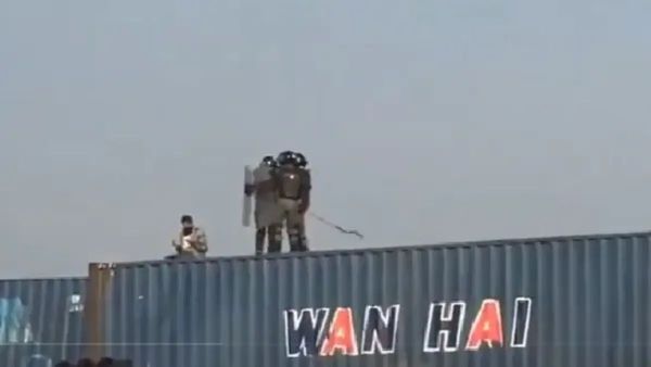 इमरान खान के समर्थक को 25 फुट ऊंचे कंटेनर से दिया धक्का, Viral हुआ Video