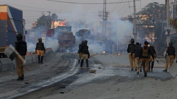 Pakistan Violence: पाकिस्तान में इमरान खान के समर्थकों का इस्लामाबाद मार्च, बढ़ी हिंसा, झड़पों में 5 की मौत