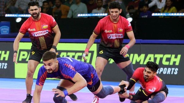 Pro Kabaddi League: परदीप नरवाल की टीम का शर्मनाक प्रदर्शन, दिल्ली के सामने मिली पटखनी