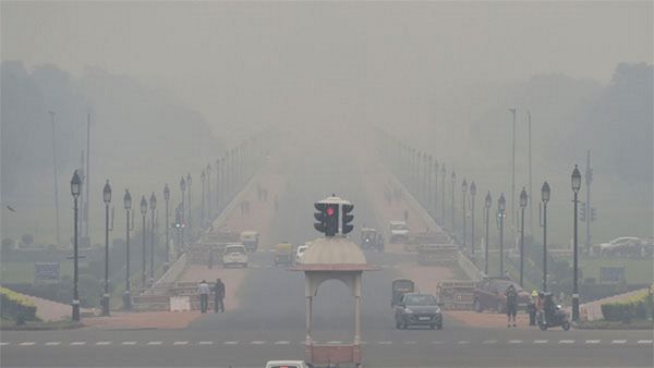 Delhi: दिल्ली में AQI गंभीर स्तर पर, धुंध से 100 से अधिक उड़ानों में देरी, 3 फ्लाइट रद्द