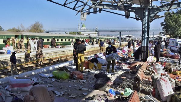 Pakistan Bomb Blast: बम विस्फोट के बाद पाकिस्तान के दक्षिण-पश्चिम में रेल सेवाएं स्थगित, जानें कब से बहाल?