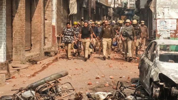 Stone Pelting in Sambhal: शाही जामा मस्जिद का सर्वे करने पहुंची टीम पर पत्थरबाजी, 3 की मौत