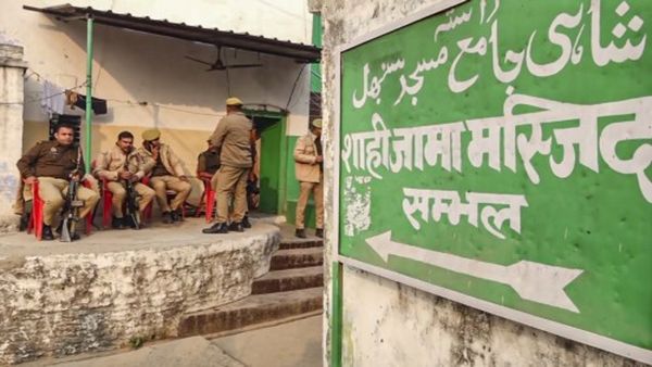 Sambhal: मस्जिद सर्वेक्षण के विरोध में भड़की हिंसा, 4 की मौत, तनाव के बीच इंटरनेट सेवाएं बंद