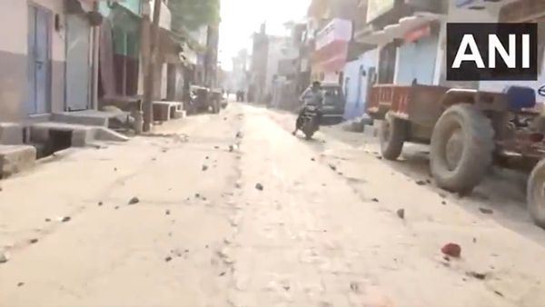 Sambhal Shahi Jama Masjid के सर्वेक्षण दल पर पथराव, सड़कों पर पत्थर, सामने आया घटना का वीडियो