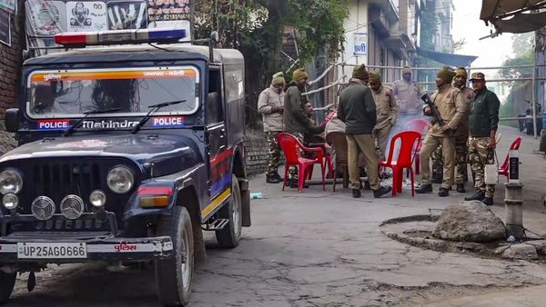 संभल हिंसा: पुलिस ने तीन और लोगों को किया गिरफ्तार, ड्रोन की मदद से रखी जा रही चप्पे-चप्पे पर नजर, 10 Updates