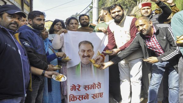 Samosa Politics Himachal: हिमाचल सरकार के खिलाफ विरोध प्रदर्शन, भाजपा MLA ने CM के लिए मंगवाए समोसे