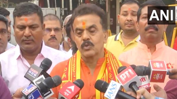 Maharashtra Results 2024 Live: नतीजों से पहले सिद्धिविनायक की शरण में पहुंचे संजय निरुपम, कही ये बात