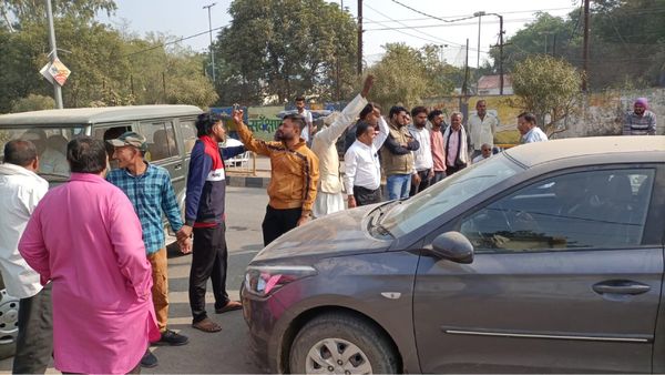 Satna News: खाद न मिलने से नाराज किसानों ने किया सड़क जाम; जानिए जिले में कब पहुंचेगी डीएपी