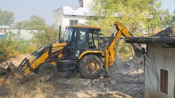 Bulldozer Action: एमपी के धर्मशाला पर गरजा प्रशासन का बुलडोजर, अब इन 37 मकानों की बारी