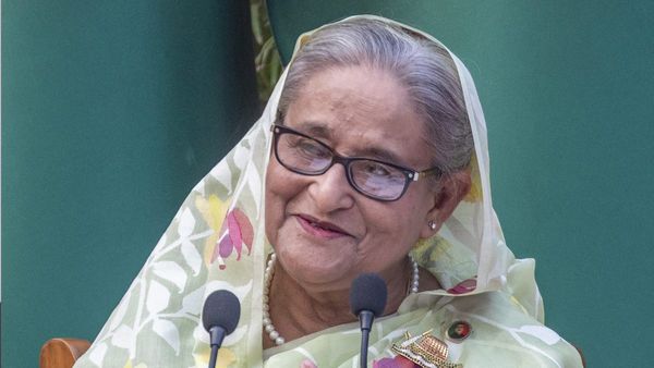 बांग्लादेश में फैली अशांति पर शेख हसीना की प्रतिक्रिया, वकील की हत्या किया विरोध, सजा की मांग