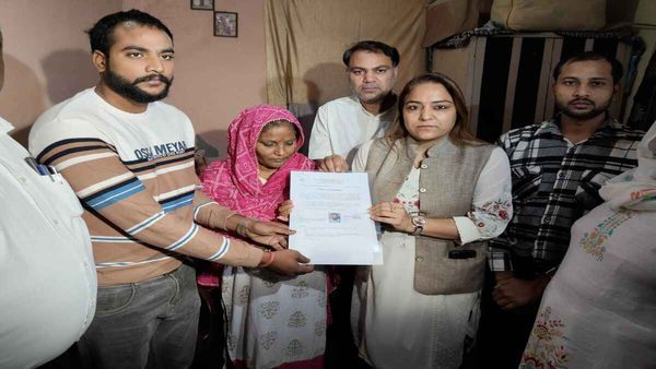 मेयर शैली ओबेरॉय ने दिवंगत स्वच्छता सैनिक सुरेन्द्र के सुपुत्र को नियुक्ति पत्र सौंपा