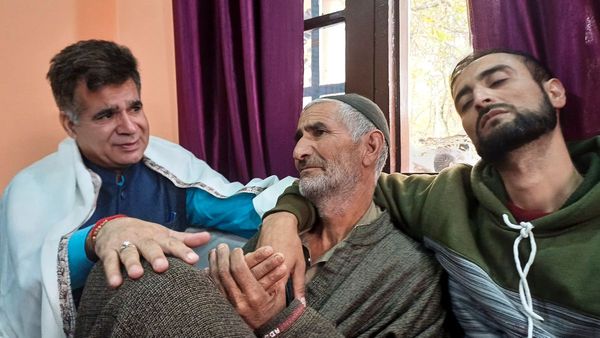 किश्तवाड़ में आतंकवादियों ने दो ग्राम रक्षा गार्डों की हत्या की, अधिकारियों और नेताओं ने निंदा की