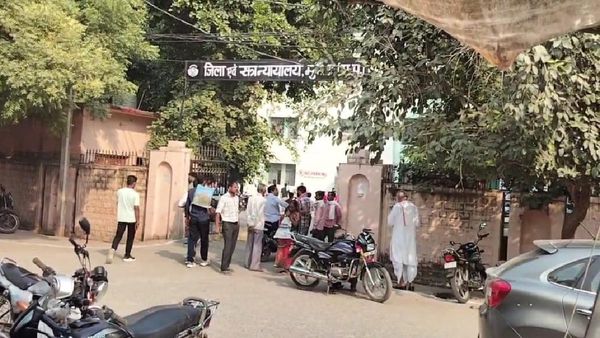 Morena News: पति-पत्नी के झगड़े में कोर्ट के बाहर जमकर चले लाठी डंडे, दोनों पक्ष से माता-पिता समेत 8 घायल