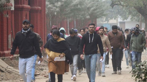 UPPSC के परीक्षार्थियों ने प्रयागराज में शुरू किया विरोध प्रदर्शन, पुलिस के साथ हुए झड़प