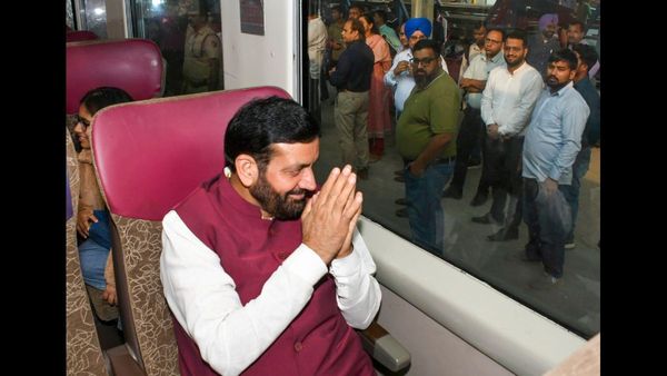 रेल मंत्री ने डिज़ाइन संबंधी मुद्दों के कारण वंदे भारत स्लीपर ट्रेन में देरी से किया इनकार