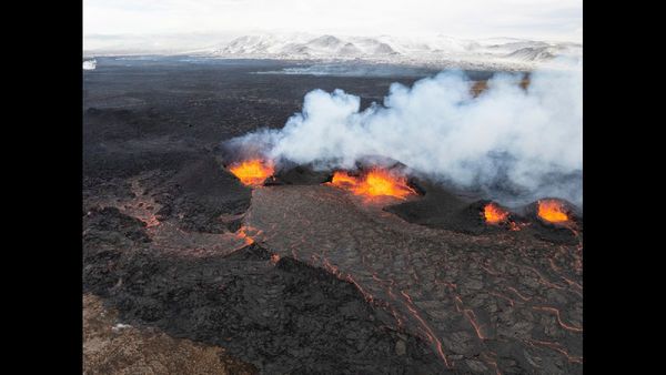 Indonesia Volcano Eruption: फ़्लोरेस द्वीप पर ज्वालामुखी विस्फोट, 6 लोगों की मौत, हजारों प्रभावित