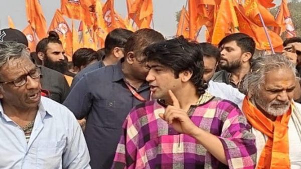 MP News: बागेश्वर धाम के पीठाधीश्वर पंडित धीरेंद्र कृष्ण शास्त्री की 'सनातन हिंदू एकता' पदयात्रा शुरू