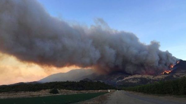 दक्षिणी कैलिफोर्निया के जंगल में लगी आग, वेंचुरा काउंटी को करना पड़ रहा विनाश और निकासी का सामना