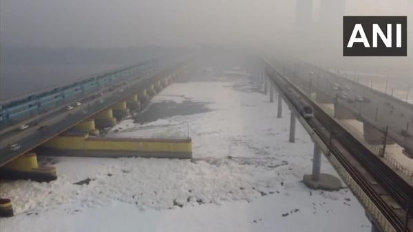 Delhi: दिल्ली के कालिंदी कुंज में यमुना में जहरीला झाग, प्रदूषण के बीच छठ पूजा के लिए नदी में उतरे श्रद्धालु