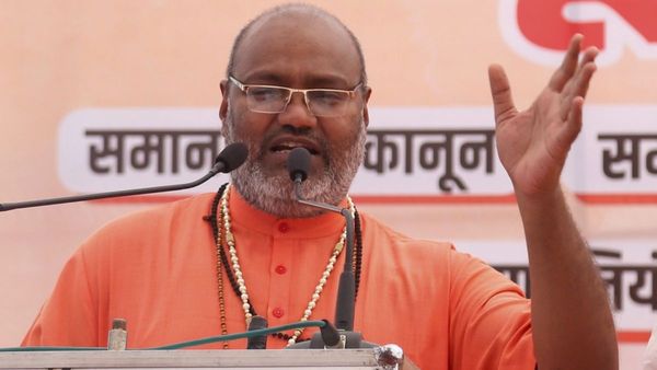 दिल्ली जाने की कोशिश में नजरबंद किए गए नरसिंहानंद, तौकीर के सामने हनुमान चालीसा के पाठ का किया था आवाहन