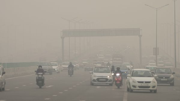 आज का मौसम: दिल्ली में बारिश के बाद तापमान गिरा, यूपी-बिहार में भी सर्दियों ने दिखाना शुरू किया असर