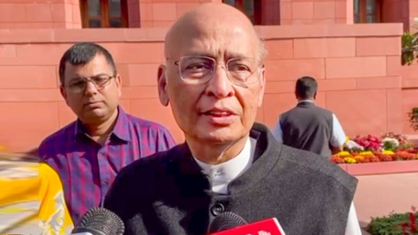 Sansad me aaj kya Hua: संसद में सीट नंबर 222 पर मिली 500 के नोटों की गड्डी, कांग्रेस सांसद पर उठ रहे सवाल