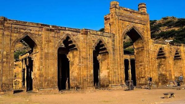 अजमेर दरगाह के नीचे मंदिर के बाद अब अढ़ाई दिन का झोंपड़ा की जगह संस्कृत स्‍कूल का दावा