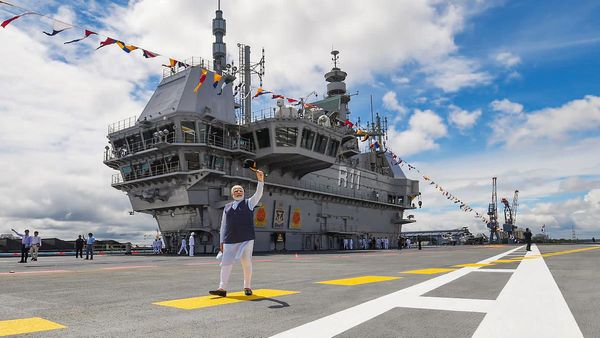 Aircraft Career: भारत को हर हाल में क्यों बनाना चाहिए तीसरा एयरक्राफ्ट कैरियर? नेवी चीफ ने दे दी हरी झंडी