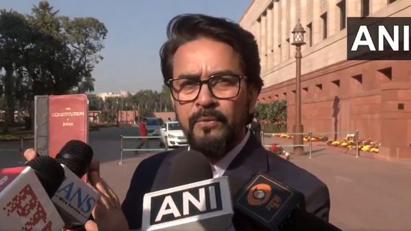 'संविधान की किताब में कितने पन्ने?' अनुराग ठाकुर ने राहुल गांधी से पूछा सवाल