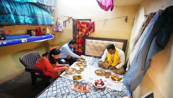 ऑटो चालक के घर अरविंद केजरीवाल ने उठाया स्वादिष्ट व्यंजनों का लुत्फ