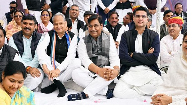 Rajasthan: जयपुर में राजभवन के बाहर कांग्रेस का जोरदार प्रदर्शन, अशोक गहलोत और सचिन पायलट एक मंच पर आए नजर