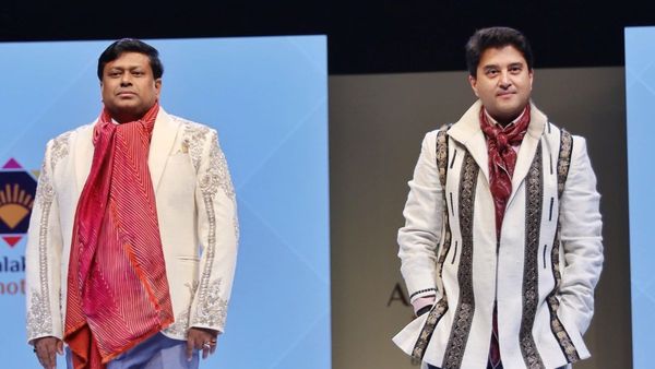 मॉडल बने पीएम मोदी के दो केंद्रीय मंत्री, अष्टलक्ष्मी महोत्सव में रैंप पर बिखेरा जलवा