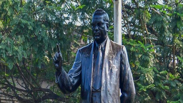 Mahaparinirvan Diwas 2025: महाराष्ट्र में 'महापरिनिर्वाण दिवस' की छुट्टी, जानिए क्या खुला है और क्या बंद?