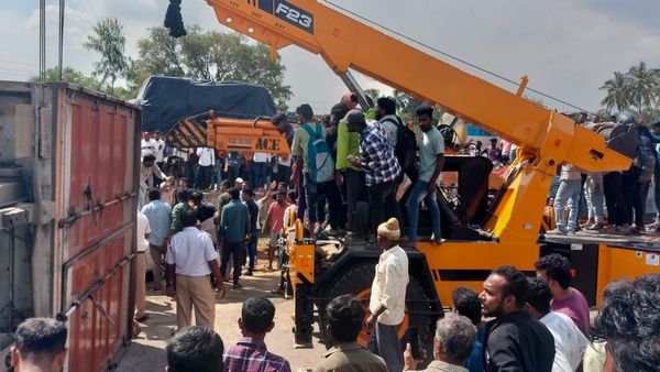 Bengaluru Accident: कर्नाटक में बेंगलुरु-तुमकुर NH पर भीषण हादसा, कार पर गिरा कंटेनर, 6 की मौत 