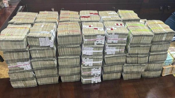 नोएडा अथॉरिटी के निलंबित अधिकारी के घर विजिलेंस की रेड, 60 लाख के गहने समेत मिली अकूत दौलत