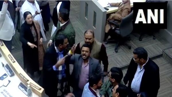 Chandigarh: चंडीगढ़ नगर निगम की बैठक में हंगामा, अंबेडकर के अपमान पर कांग्रेस-भाजपा पार्षदों में हाथापाई