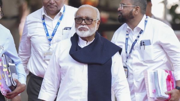 फडणवीस कैबिनेट से छगन भुजबल को बाहर रखने पर शरद पवार की NCP ने महायुति पर लगाया ये आरोप