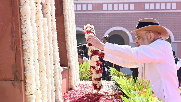 CG: बस्तर में नक्सल पीड़ितों के परिवारों से मिले अमित शाह, शहीदों को किया नमन