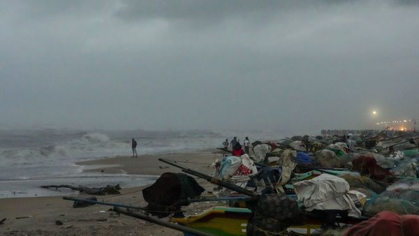 Cyclone Fengal: साइक्लोन का फेंगल का तांडव, बारिश, लैंडफॉल, अस्पतालों, घरों में घुसा पानी