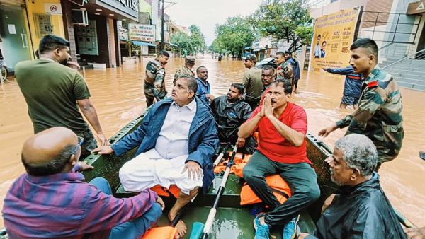 Cyclone Fengal: चक्रवात फेंगल के बीच 'देवदूत' बनी भारतीय सेना, पुडुचेरी में 100 से ज्यादा लोगों को बचाया