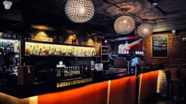 दिल्ली में क्लबों-होटलों में शराब परोसने को लेकर सख्‍त हुए नियम, जानिए सरकार की नई गाइडलाइन