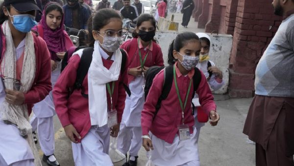 AQI 400 पार! अब दिल्ली के स्कूलों में हाइब्रिड लर्निंग, क्या खुले रहेंगे नोएडा, गुरुग्राम के School?