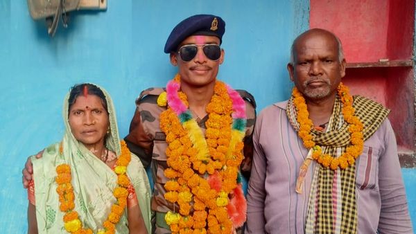 Success Story: इंडियन आर्मी ज्‍वाइन करके मजदूर वर्दी में पहुंचा घर तो पूरा गांव जमकर नाचा, भर आईं मां की आंखें