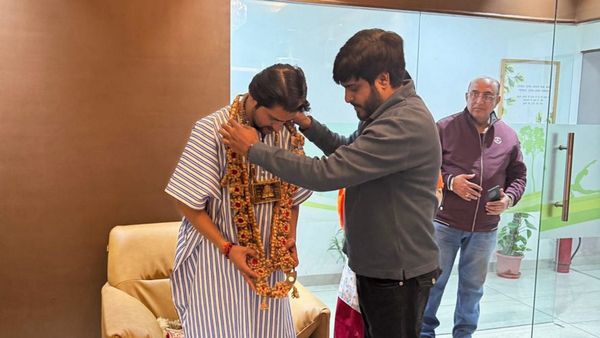 Baba Bageshwar: धीरेंद्र शास्त्री को भक्त ने भेंट की दुर्लभ लाल चंदन की माला, कर्नाटक के कारीगरों ने की तैयार