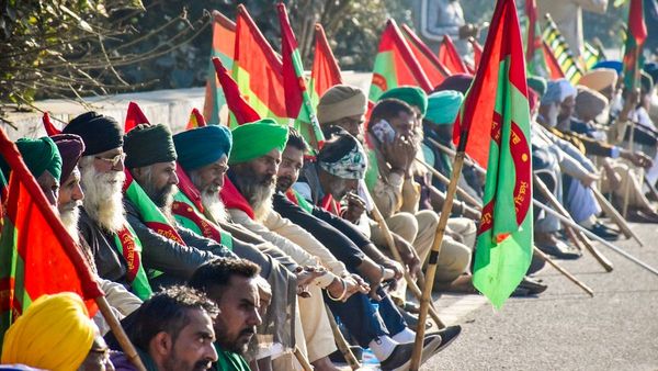 आज फिर दिल्ली कूच करेंगे किसान, शंभू बॉर्डर पर तीन लेयर की सुरक्षा, कई इलाकों में इंटरनेट बैन