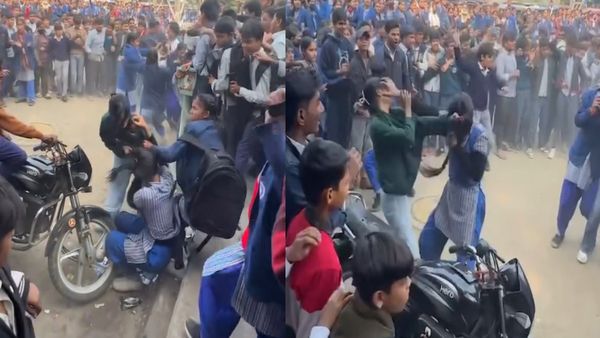Girls Fighting: स्‍कूल की लड़कियों ने चलाई बेल्‍ट, बाल घसीट कर खूब की कुटाई, भयंकर लड़ाई का देखें Video