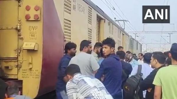 Gujarat News: सूरत के पास दादर-पोरबंदर सौराष्ट्र एक्सप्रेस पटरी से उतरी, बड़ा हादसा होने से बचा