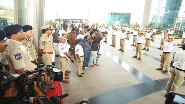 Telangana: हैदराबाद पुलिस का ऐतिहासिक कदम, ट्रैफिक प्रबंधन टीम में 39 ट्रांसजेंडर्स को किया शामिल