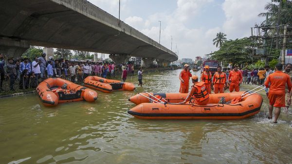Rain Alert: कर्नाटक-तमिलनाडु में अगले 72 घंटों तक भारी बारिश! एक्सप्रेस ट्रेनें रद्द, स्कूल-कॉलेजों की छुट्टी